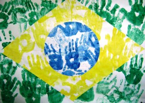 bandeira-do-brasil-feita-com-a-pintura-de-mc3a3os-de-crianc3a7as-instituto-la-fontaine-bh-mg